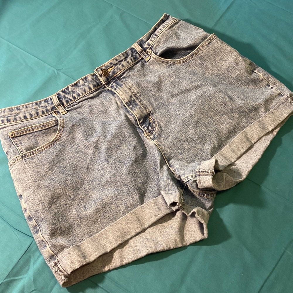 CJ Banks woman’s jean shorts size 16 Stretch